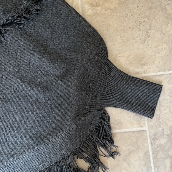 Grey poncho - Picture 3 of 4